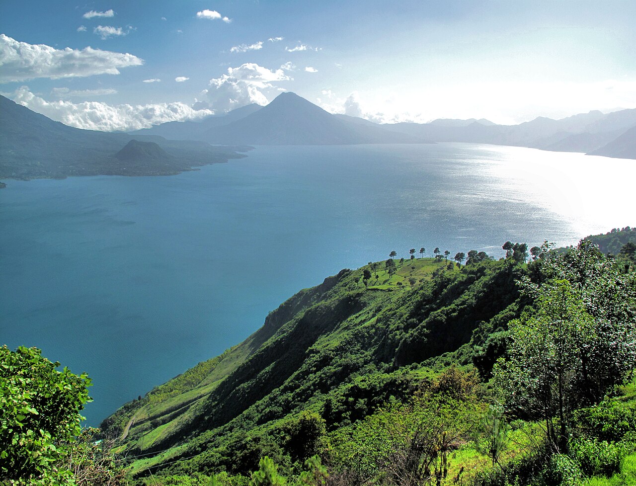 Paysage volcanique du lac Atitlán dans les hautes terres du Guatemala Paysage volcanique du lac Atitlán dans les hautes terres du Guatemala