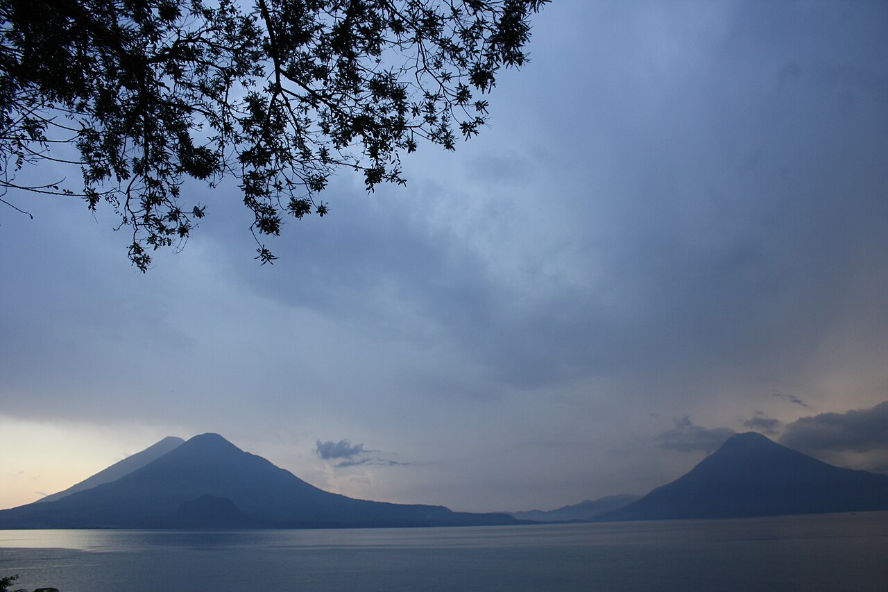 Lac Atitlán entouré des volcans Atitlán, Tolimán et San Pedro au Guatemala Lac Atitlán entouré des volcans Atitlán, Tolimán et San Pedro au Guatemala