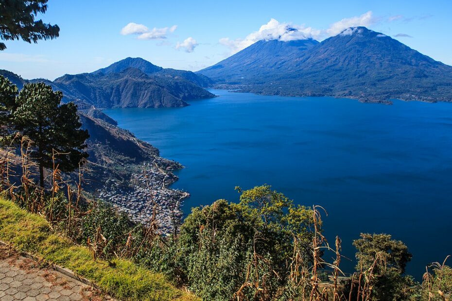 Volcans Tolimán et Atitlán dominant le lac Atitlán au Guatemal