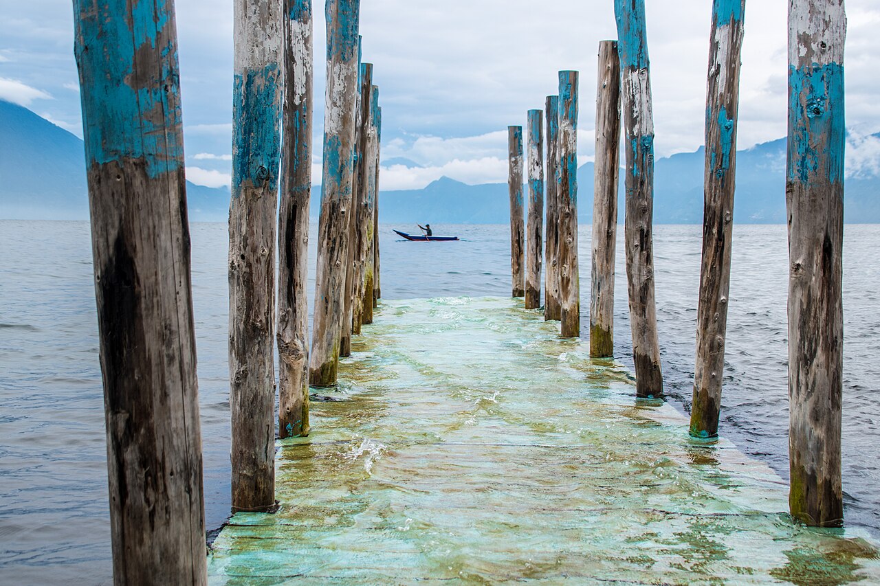 Quai partiellement inondé par les eaux du lac Atitlán au Guatemala Quai partiellement inondé par les eaux du lac Atitlán au Guatemala