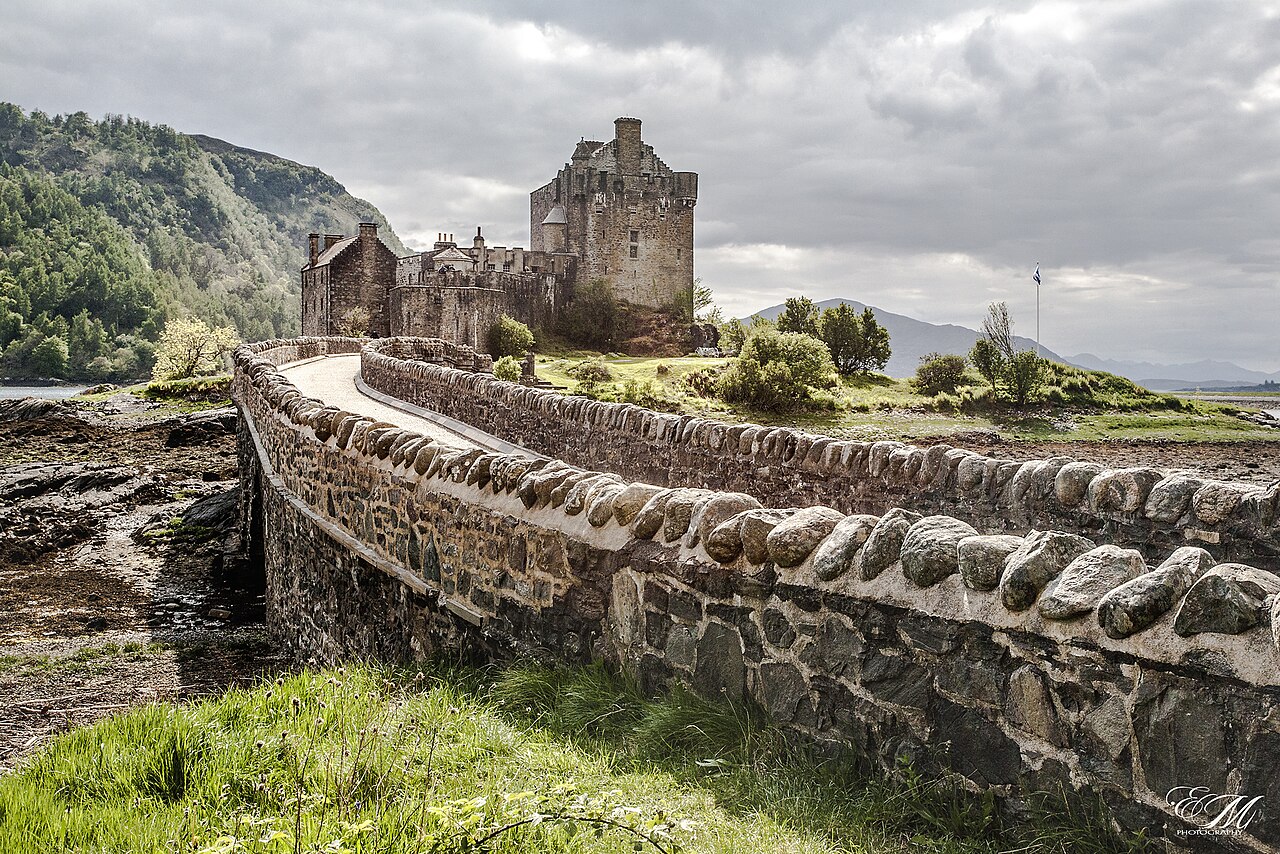 Pont de pierre reliant le château d’Eilean Donan à la terre ferme en Écosse Pont de pierre reliant le château d’Eilean Donan à la terre ferme en Écosse