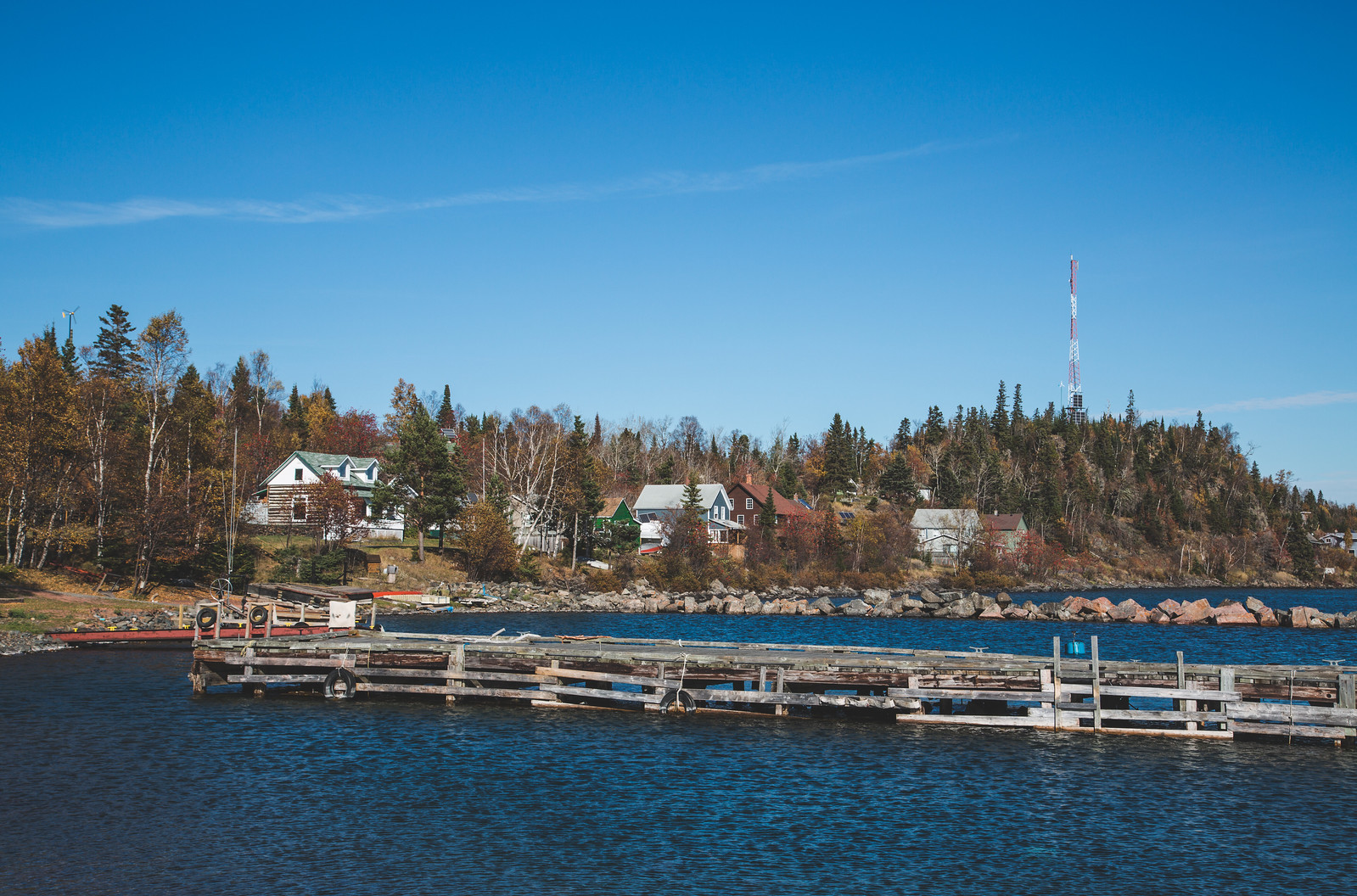 Baie et maisons de Silver Islet sur les rives du lac Supérieur en Ontario Baie et maisons de Silver Islet sur les rives du lac Supérieur en Ontario