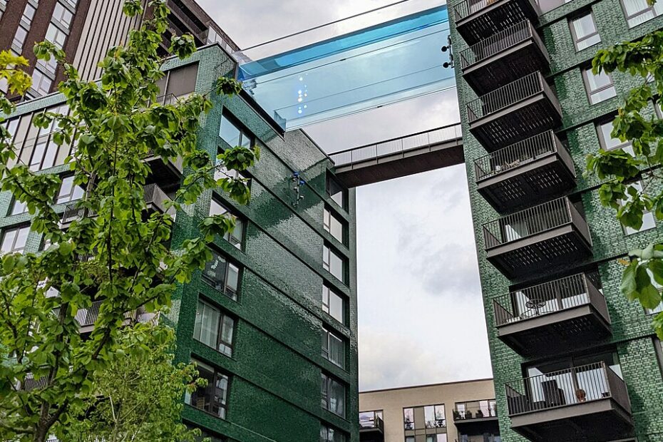 Vue générale de Sky Pool reliant deux immeubles d’Embassy Gardens