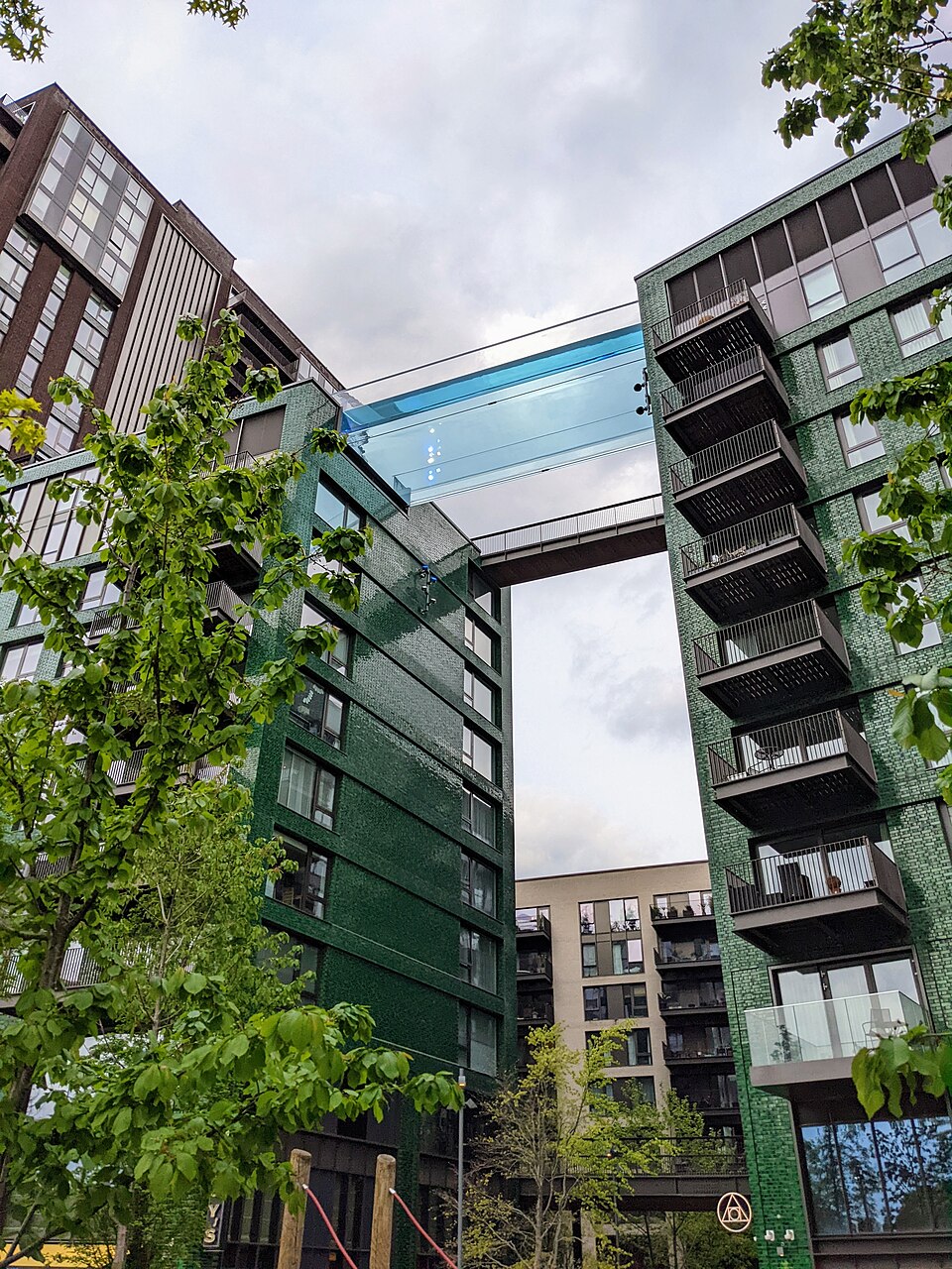 Vue générale de Sky Pool reliant deux immeubles d’Embassy Gardens Vue générale de Sky Pool reliant deux immeubles d’Embassy Gardens