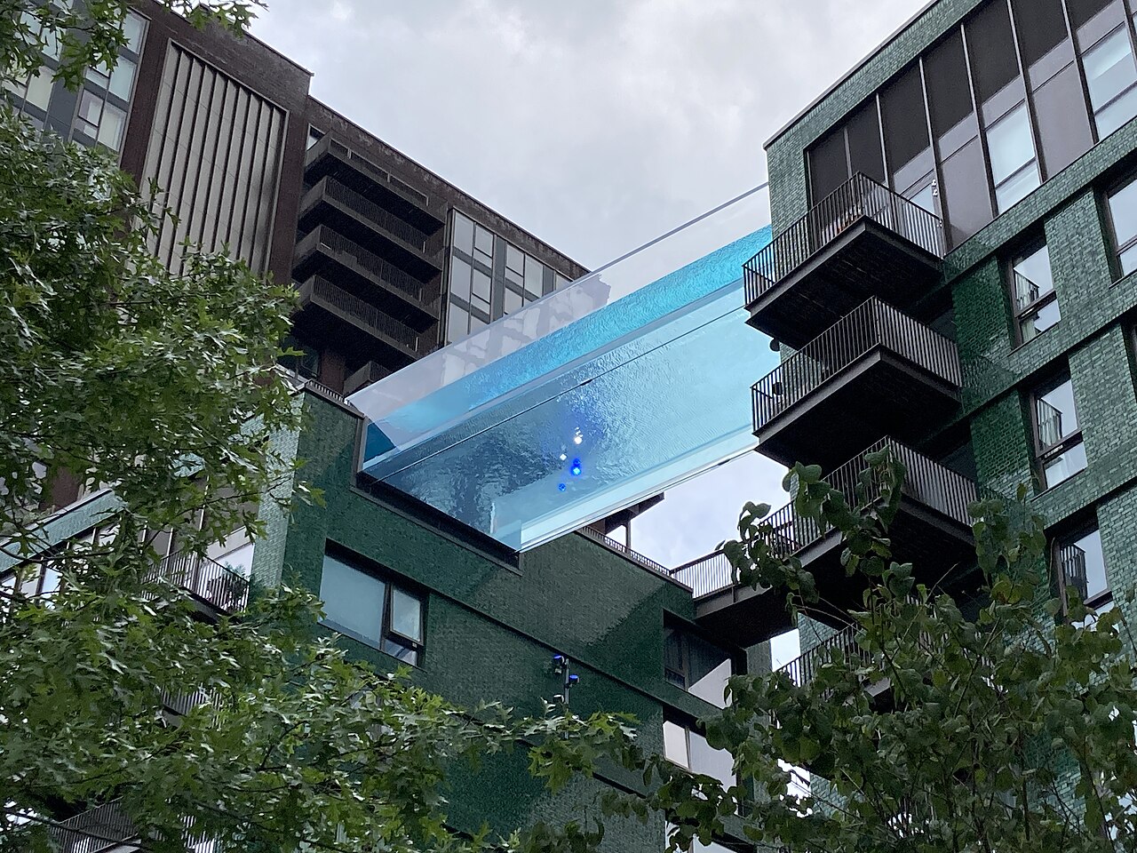 sky pool londres fond transparent acrylique piscine transparente Sky Pool à Londres