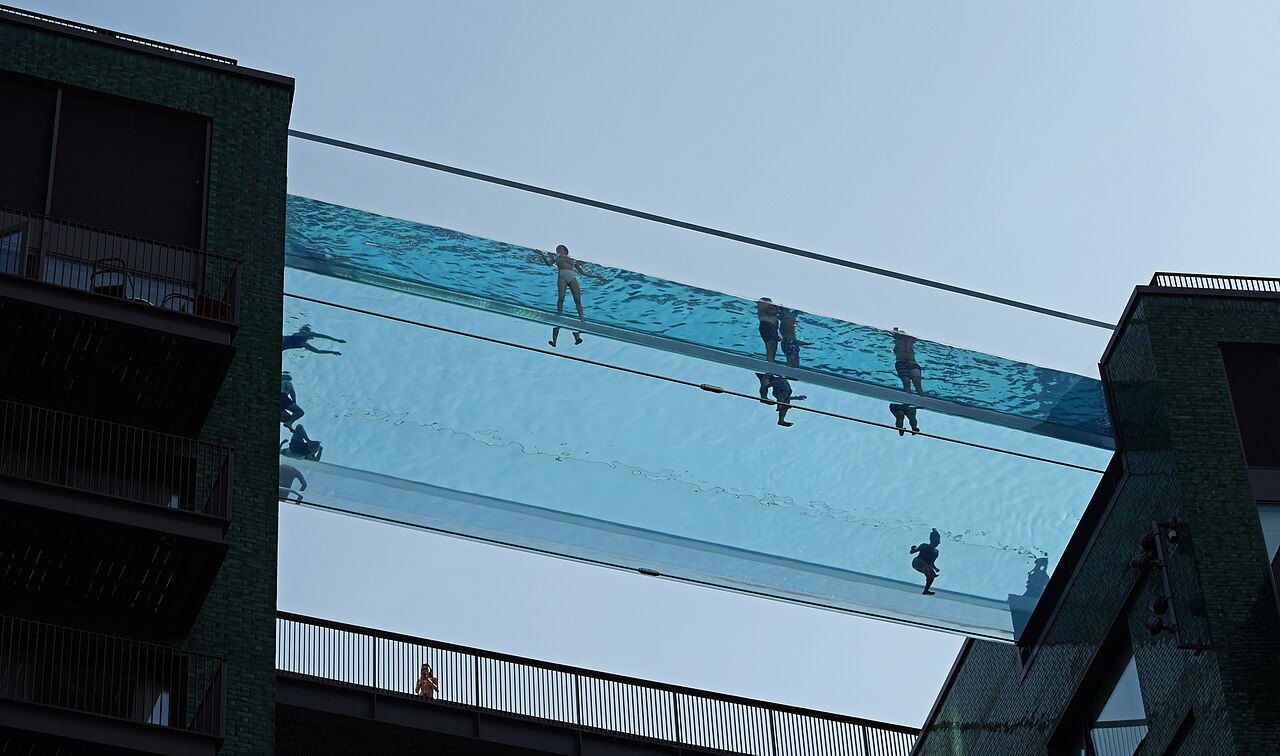 Sky Pool, piscine transparente suspendue entre deux immeubles à Londres Sky Pool, piscine transparente suspendue entre deux immeubles à Londres
