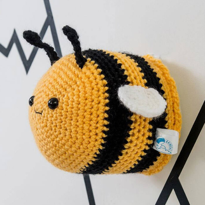 Des trophées sans chasser: la taxidermie en tricot Des trophees sans chasser la taxidermie en tricot 13 abeille Des-trophees-sans-chasser-la-taxidermie-en-tricot-13-abeille