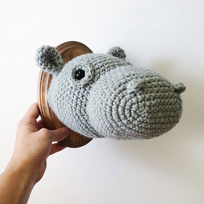 Des trophées sans chasser: la taxidermie en tricot Des trophees sans chasser la taxidermie en tricot 3 hippopotame Des-trophees-sans-chasser-la-taxidermie-en-tricot-3-hippopotame