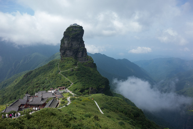 L'incroyable double temple du mont Fanjing perché sur un rocher L incroyable double temple du mont Fanjing perche sur un rocher video 1 L-incroyable-double-temple-du-mont-Fanjing-perche-sur-un-rocher-video-1