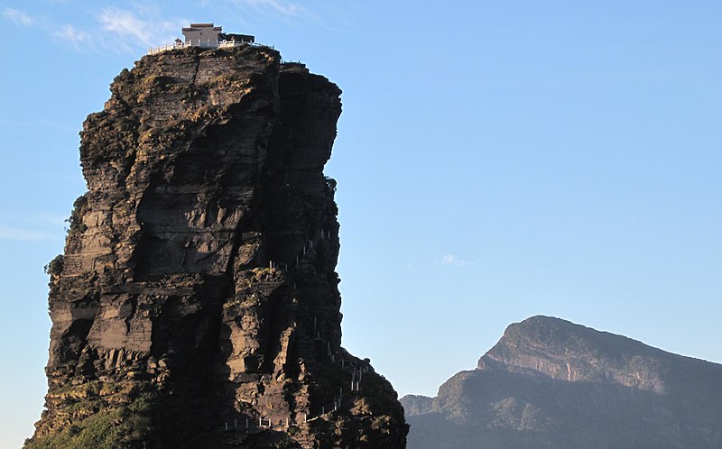 L'incroyable double temple du mont Fanjing perché sur un rocher L incroyable double temple du mont Fanjing perche sur un rocher video 2 L-incroyable-double-temple-du-mont-Fanjing-perche-sur-un-rocher-video-2