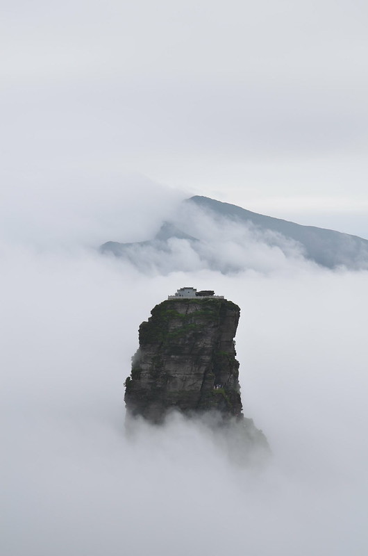 L'incroyable double temple du mont Fanjing perché sur un rocher L incroyable double temple du mont Fanjing perche sur un rocher video 3 L-incroyable-double-temple-du-mont-Fanjing-perche-sur-un-rocher-video-3