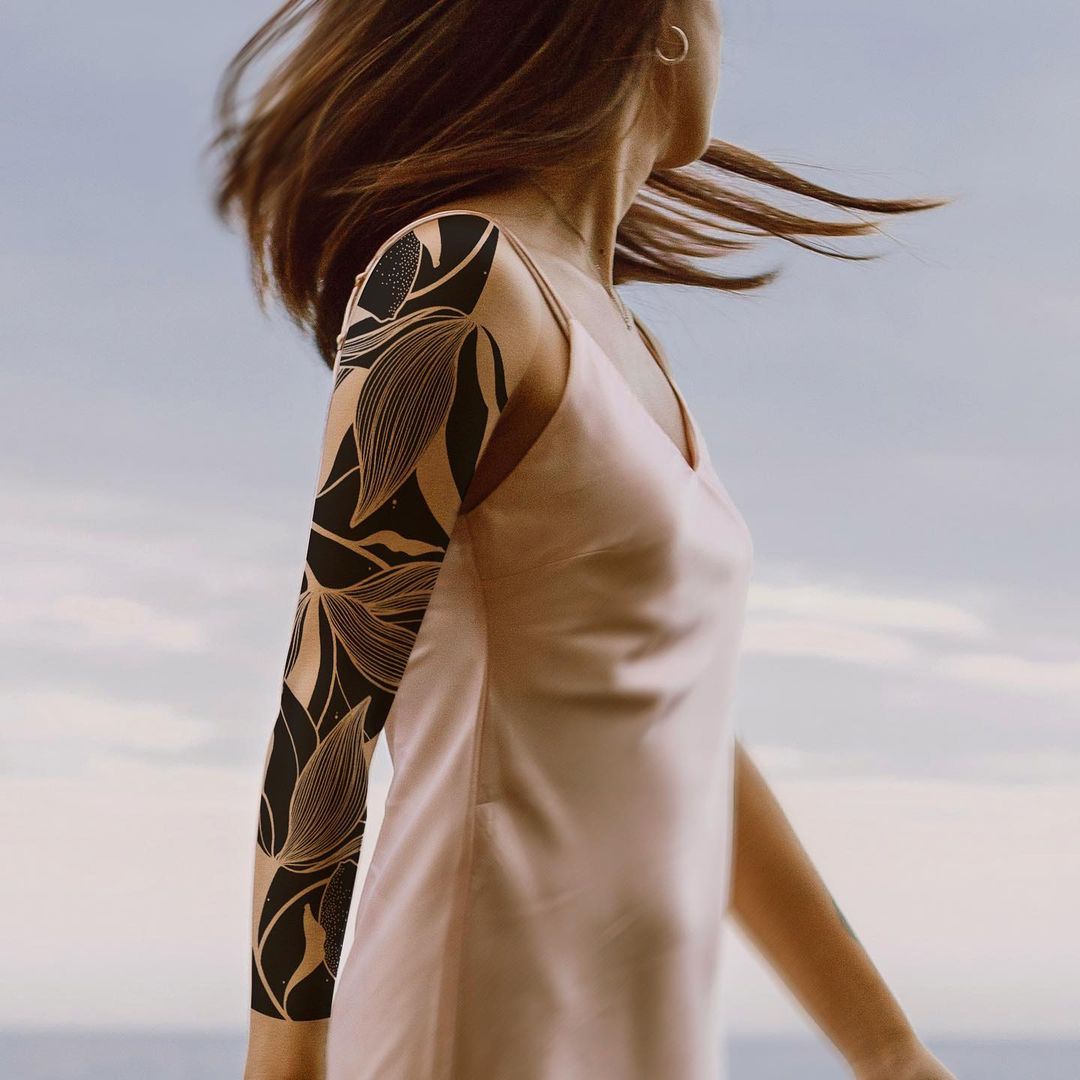 Les délicats tatouages noirs blackwork de Jessie Cohen Les delicats tatouages noirs blackwork de Jessie Cohen 1 Les-delicats-tatouages-noirs-blackwork-de-Jessie-Cohen-1