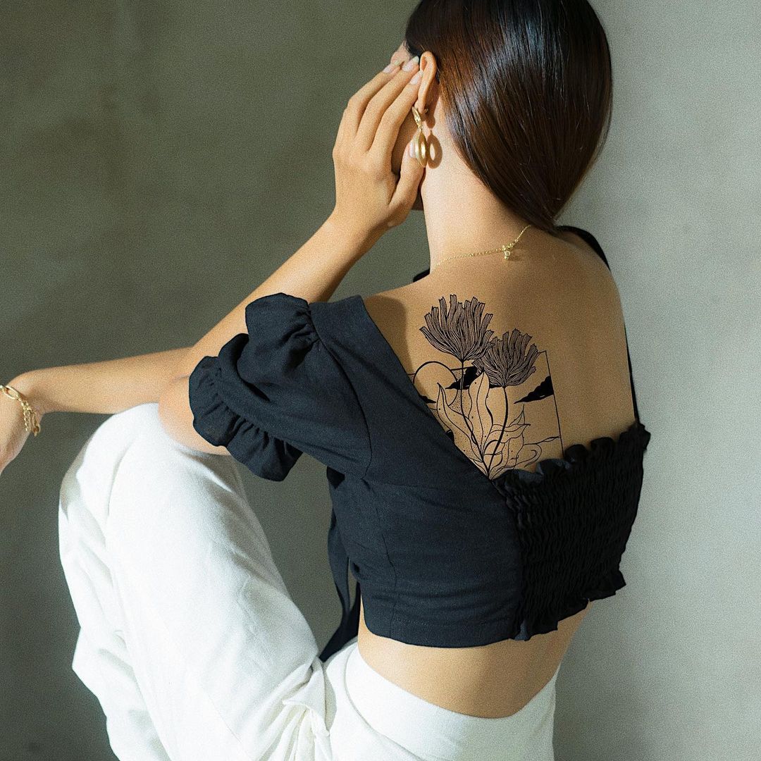 Les délicats tatouages noirs blackwork de Jessie Cohen Les delicats tatouages noirs blackwork de Jessie Cohen 11 Les-delicats-tatouages-noirs-blackwork-de-Jessie-Cohen-11