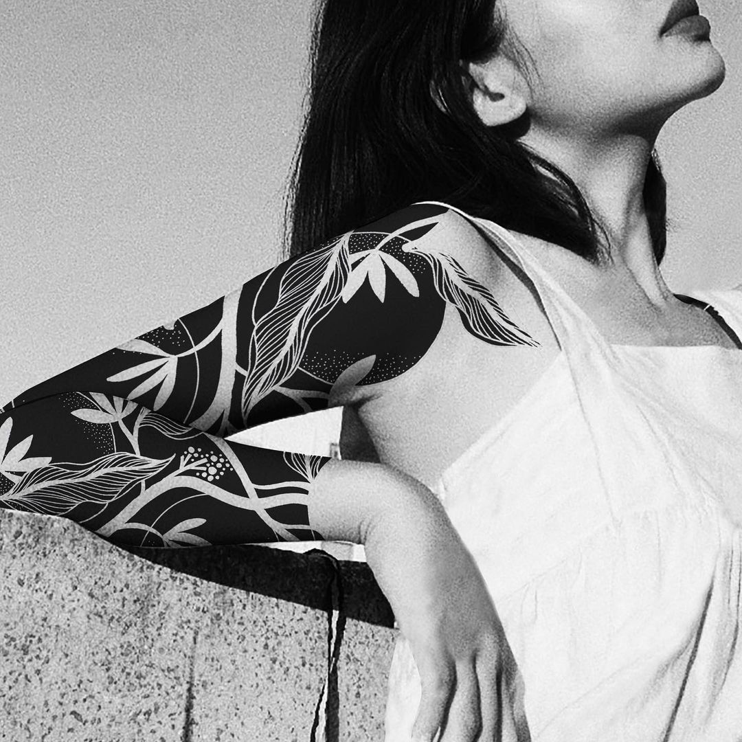 Les délicats tatouages noirs blackwork de Jessie Cohen Les delicats tatouages noirs blackwork de Jessie Cohen 13 Les-delicats-tatouages-noirs-blackwork-de-Jessie-Cohen-13