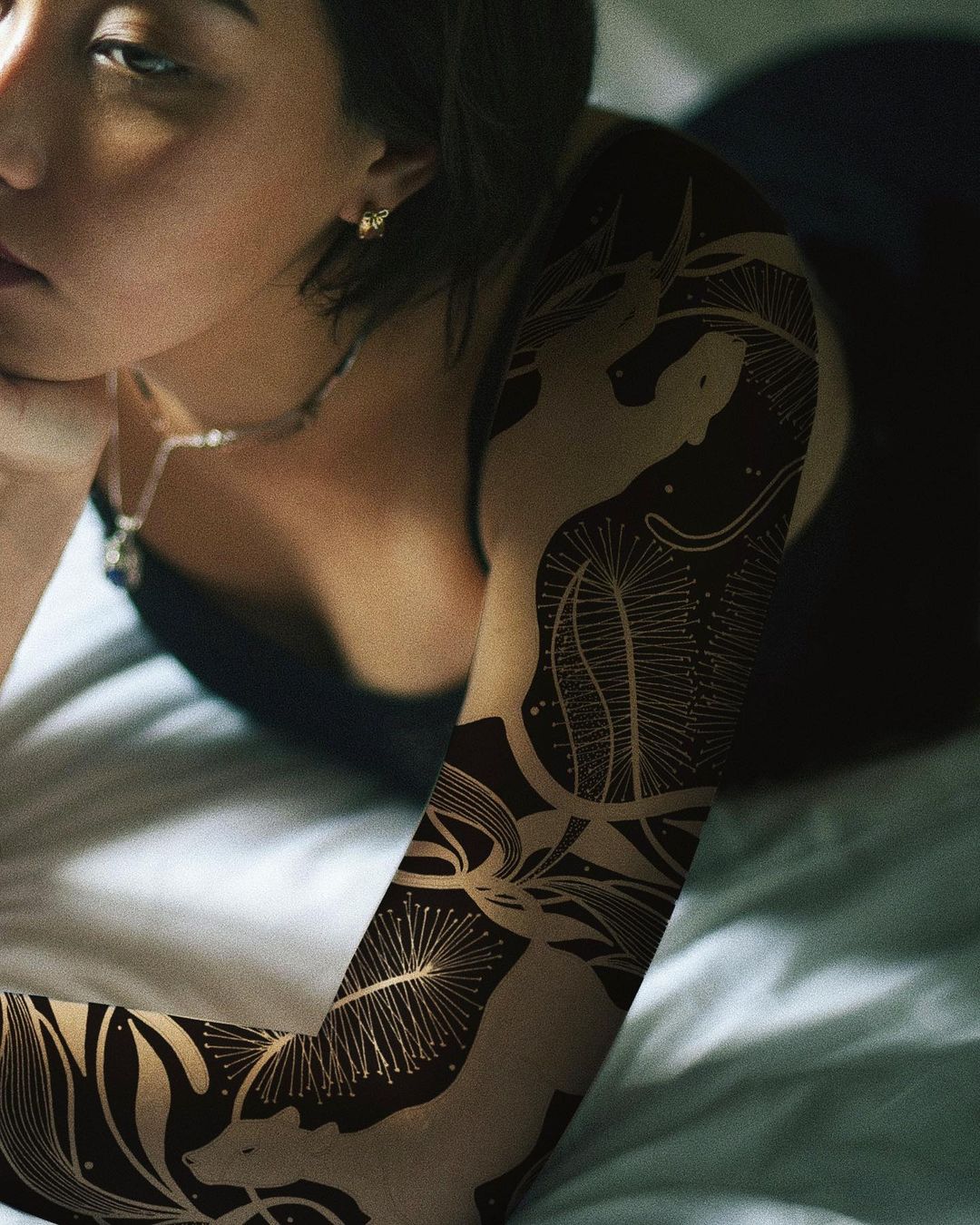 Les délicats tatouages noirs blackwork de Jessie Cohen Les delicats tatouages noirs blackwork de Jessie Cohen 16 Les-delicats-tatouages-noirs-blackwork-de-Jessie-Cohen-16