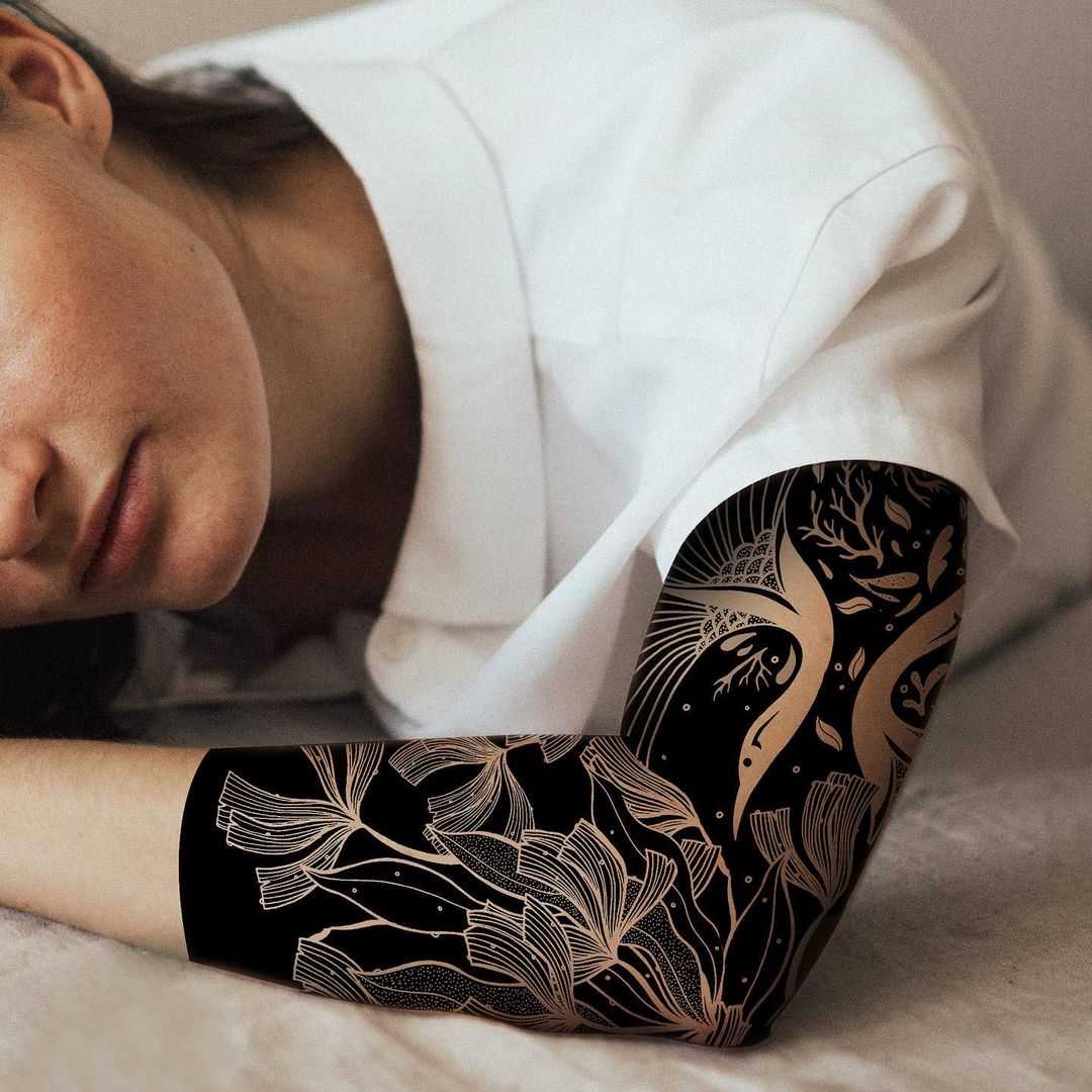 Les délicats tatouages noirs blackwork de Jessie Cohen Les delicats tatouages noirs blackwork de Jessie Cohen 9 Les-delicats-tatouages-noirs-blackwork-de-Jessie-Cohen-9