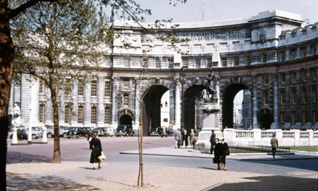 Quelques clichés couleur de la ville de Londres dans les années 1950 Quelques cliches couleur de la ville de Londres dans les annees 1950 2 Quelques-cliches-couleur-de-la-ville-de-Londres-dans-les-annees-1950-2