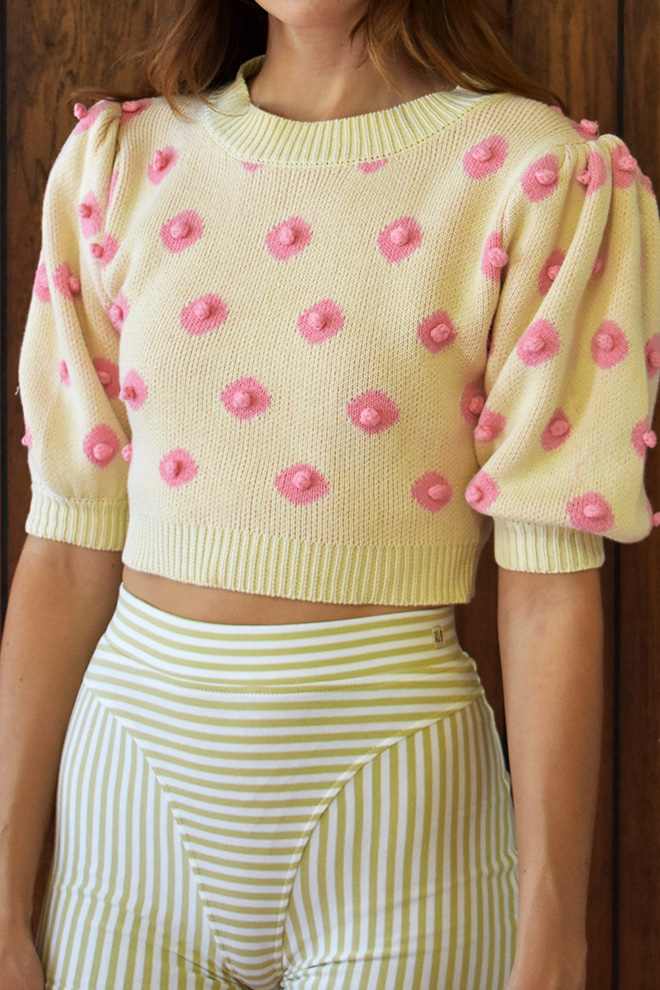 Un pull en tricot avec des tétons Un pull en tricot avec des tetons 3 Un-pull-en-tricot-avec-des-tetons-3