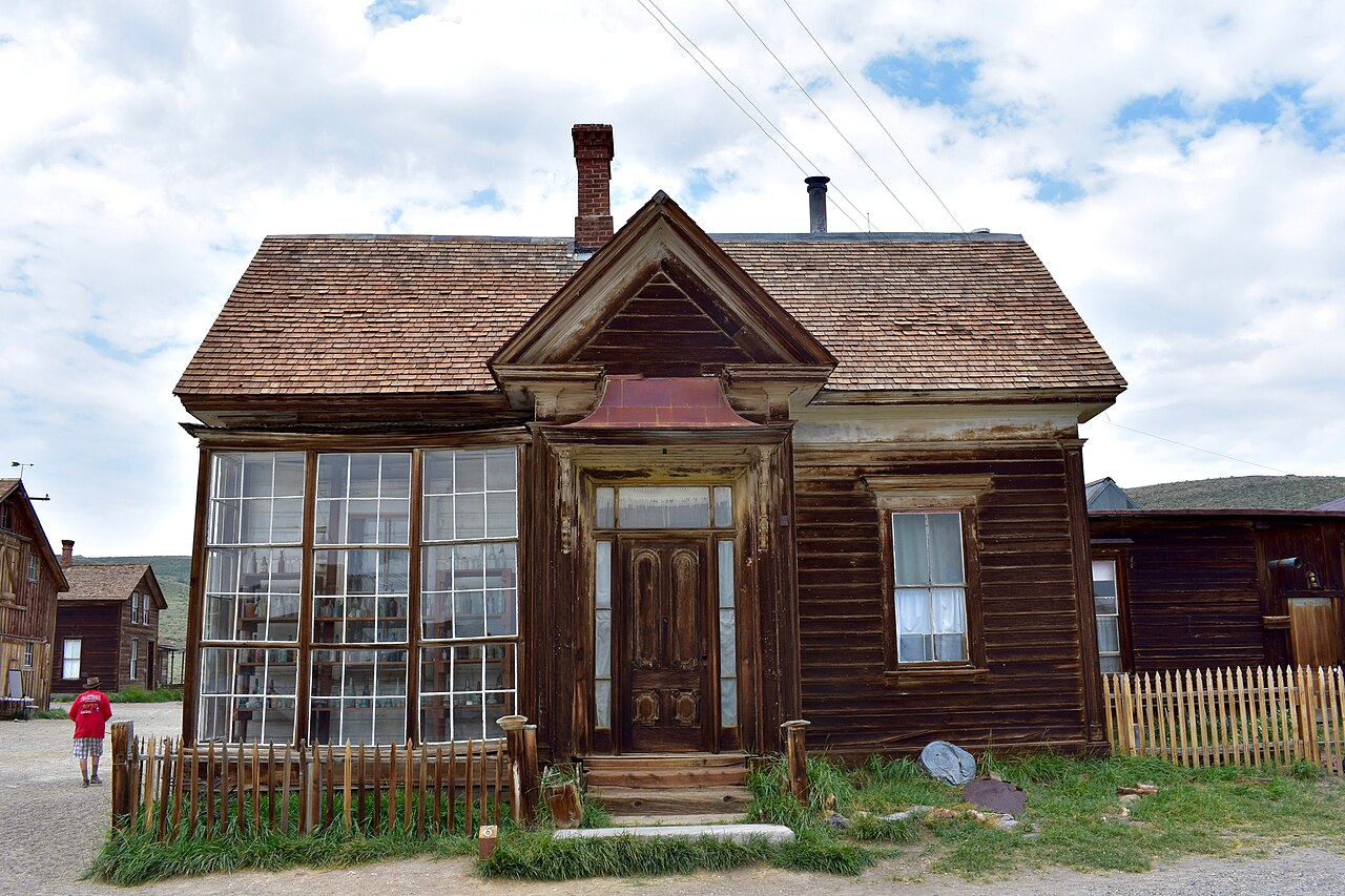 Ancienne pharmacie de Bodie ancienne pharmacie de Bodie avec des objets et flacons encore sur les étagères