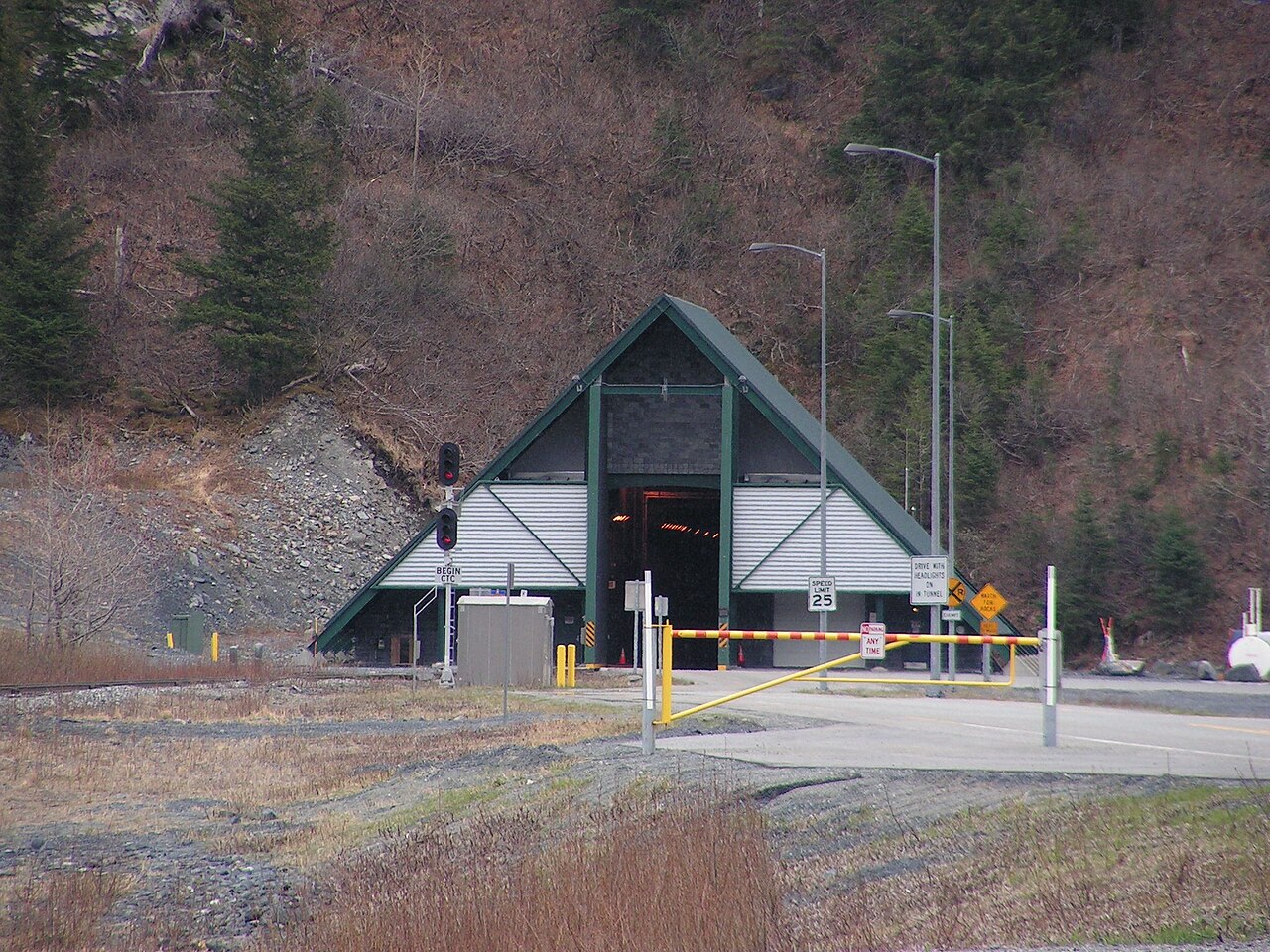 Entrée de l'Anton Anderson Memorial Tunnel menant à Whittier en Alaska Entrée de l'Anton Anderson Memorial Tunnel menant à Whittier en Alaska