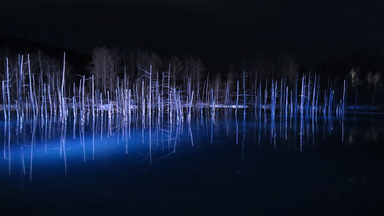 Illumination nocturne de l’étang bleu Aoi Ike à Hokkaido Illumination nocturne de l’étang bleu Aoi Ike à Hokkaido