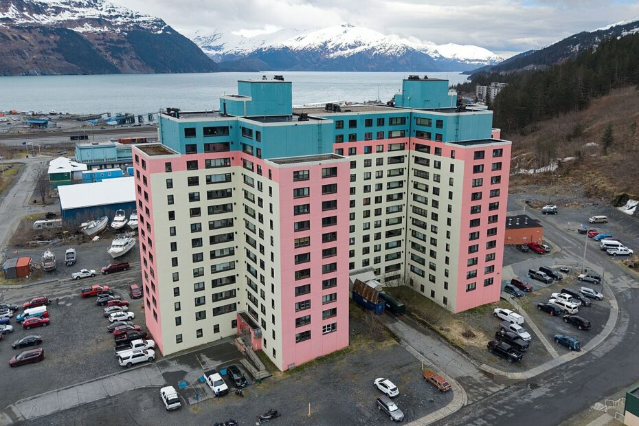 Whittier en Alaska : la ville où presque tout le monde vit dans le même immeuble begich towers whittier alaska Vue de Whittier et des montagnes depuis les Begich Towers