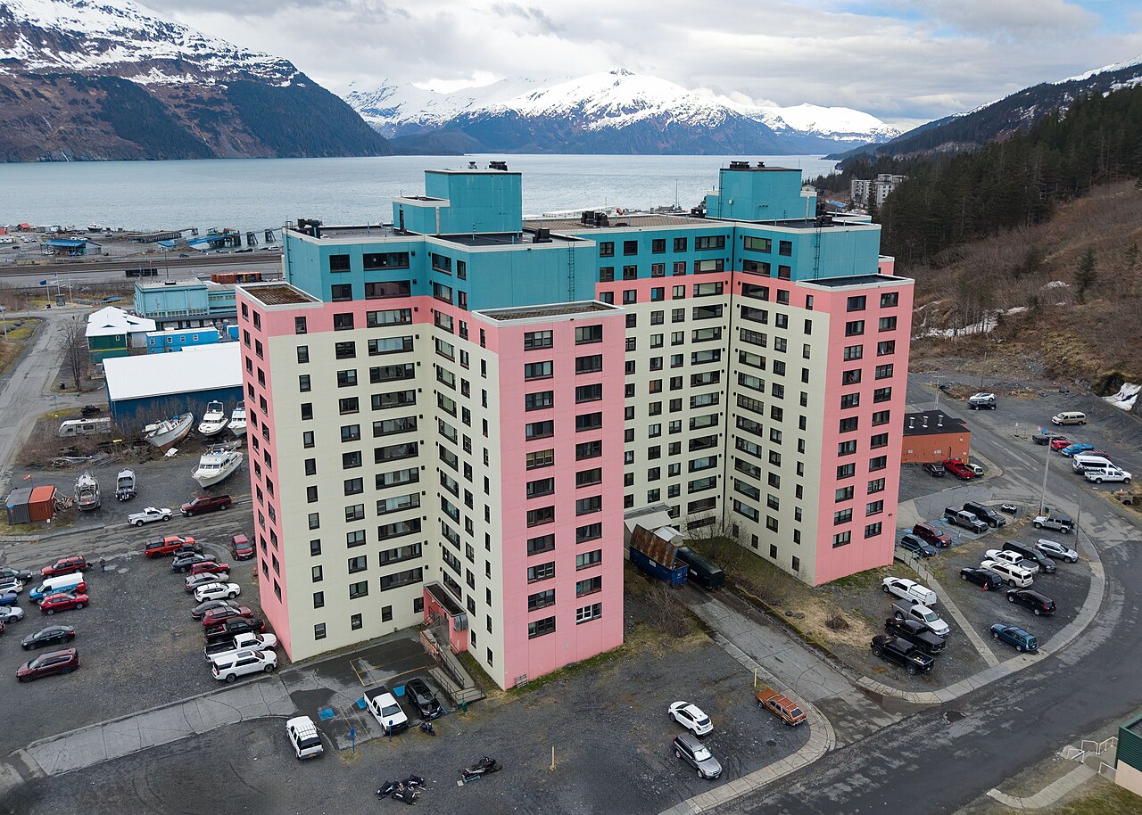 Begich Towers à Whittier en Alaska où vit la majorité de la population Begich Towers à Whittier en Alaska où vit la majorité de la population