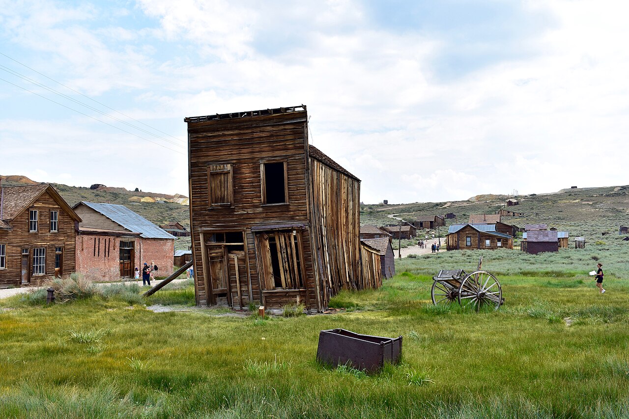 Arrested decay à Bodie en Californie Ancien hôtel de Bodie soutenu par des étais dans le cadre de la conservation en arrested decay