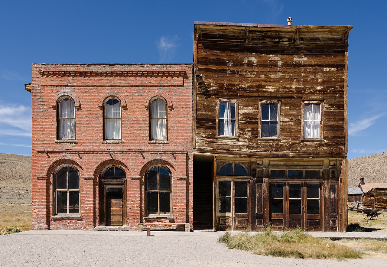 Dechambeau Hotel et IOOF Hall à Bodie Dechambeau Hotel et IOOF Hall dans la ville fantôme de Bodie en Californie