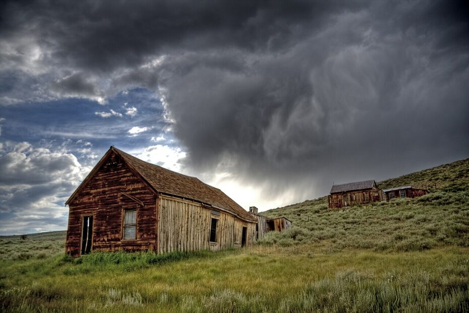 Bodie, la ville fantôme de Californie figée dans le temps bodie ville fantome californie orage Ville fantôme de Bodie en Californie sous un ciel d'orage