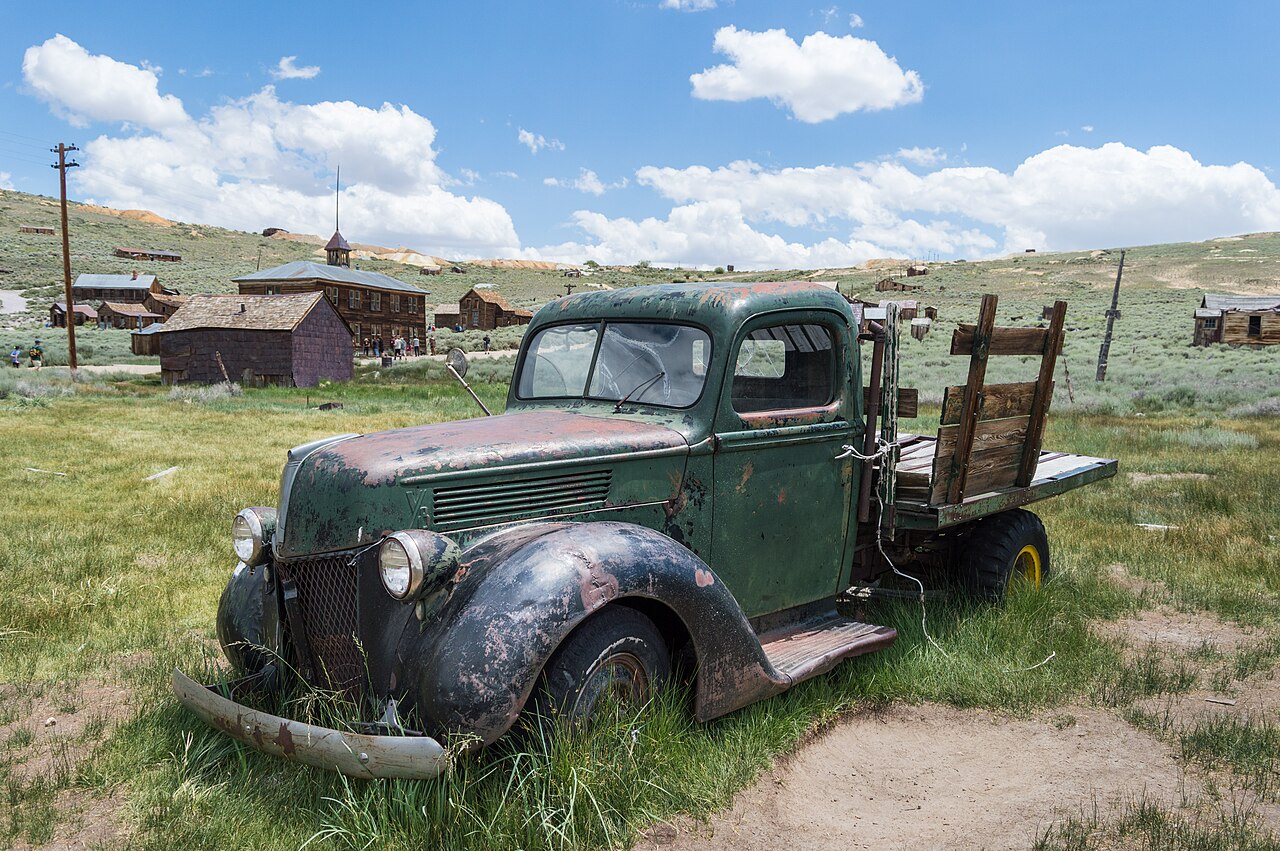 Ancien camion Ford rouillé à Bodie Ancien camion Ford rouillé abandonné dans la ville fantôme de Bodie