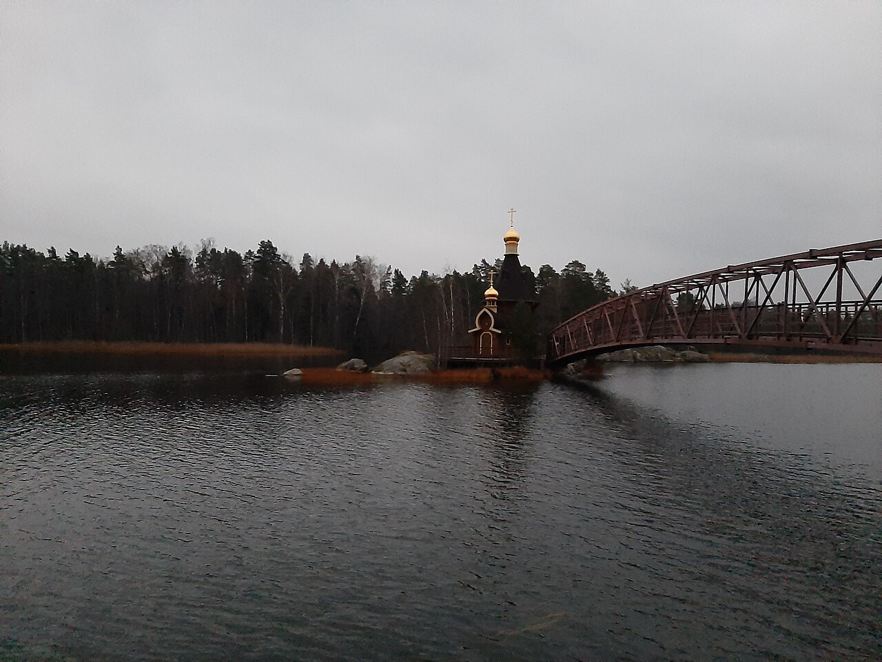 Église Saint-André sur un petit îlot rocheux de la Vuoksi en Russie Église Saint-André sur un petit îlot rocheux de la Vuoksi en Russie