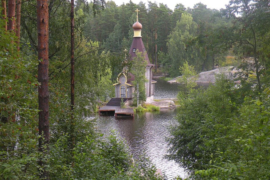Église Saint-André de la Vuoksi entourée d'eau et de rochers