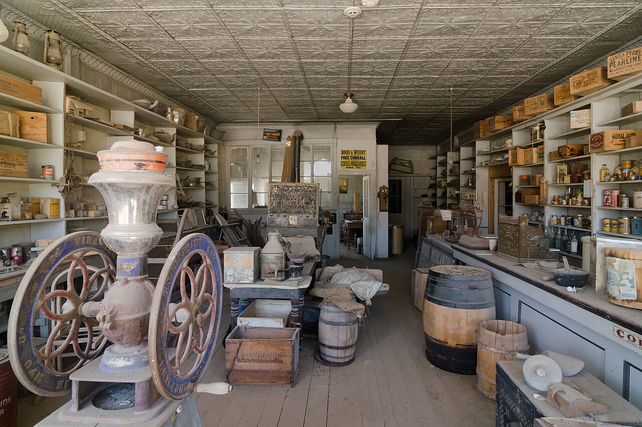 Intérieur du Boone Store and Warehouse à Bodie Intérieur du Boone Store and Warehouse à Bodie avec ses marchandises anciennes