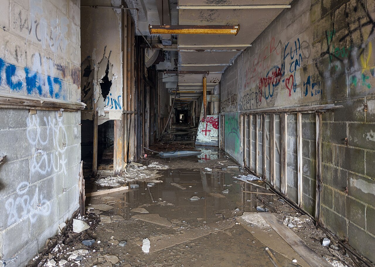 Couloir abandonné à l'intérieur du Buckner Building de Whittier en 2026 Couloir abandonné à l'intérieur du Buckner Building de Whittier en 2026