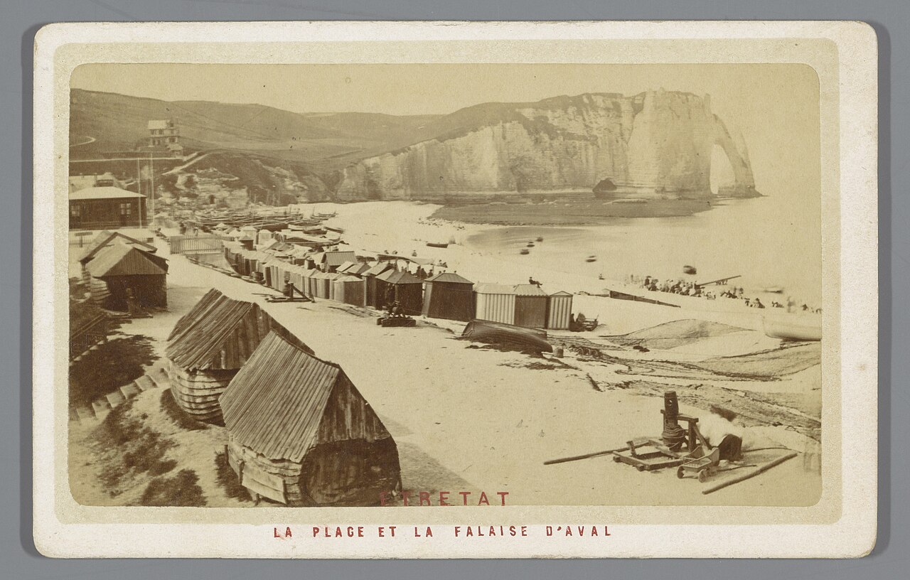 Plage d'Étretat et falaise d'Aval à la fin du XIXe siècle Plage d'Étretat et falaise d'Aval à la fin du XIXe siècle