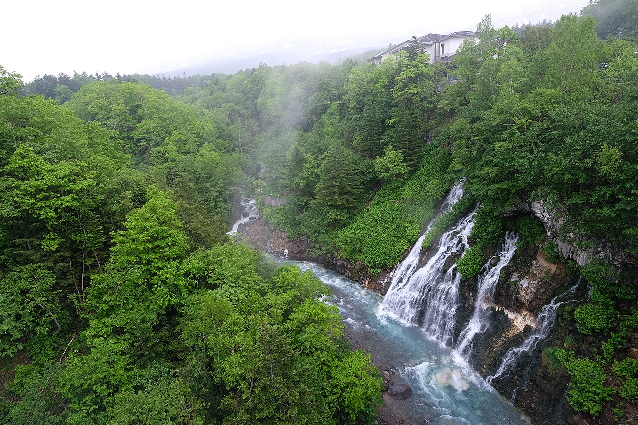 Chutes Shirahige près de l’étang bleu Aoi Ike à Biei Chutes Shirahige près de l’étang bleu Aoi Ike à Biei