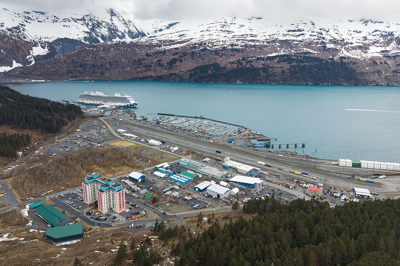 Vue aérienne de Whittier en Alaska avec les Begich Towers au pied des montagnes Vue aérienne de Whittier en Alaska avec les Begich Towers au pied des montagnes