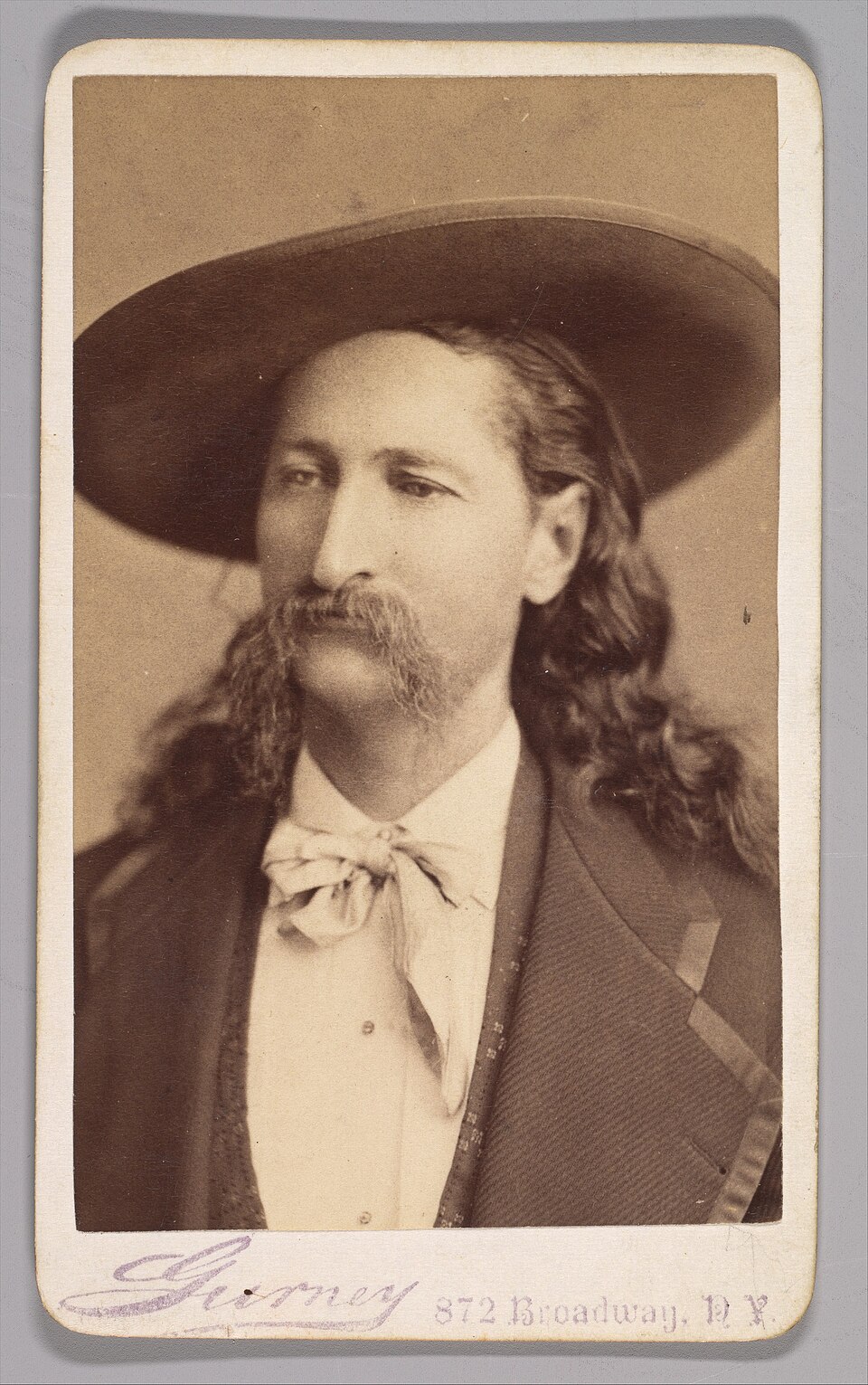Portrait de Wild Bill Hickok vers 1873 portant un large chapeau, les cheveux longs et une moustache Portrait de Wild Bill Hickok vers 1873 portant un large chapeau, les cheveux longs et une moustache