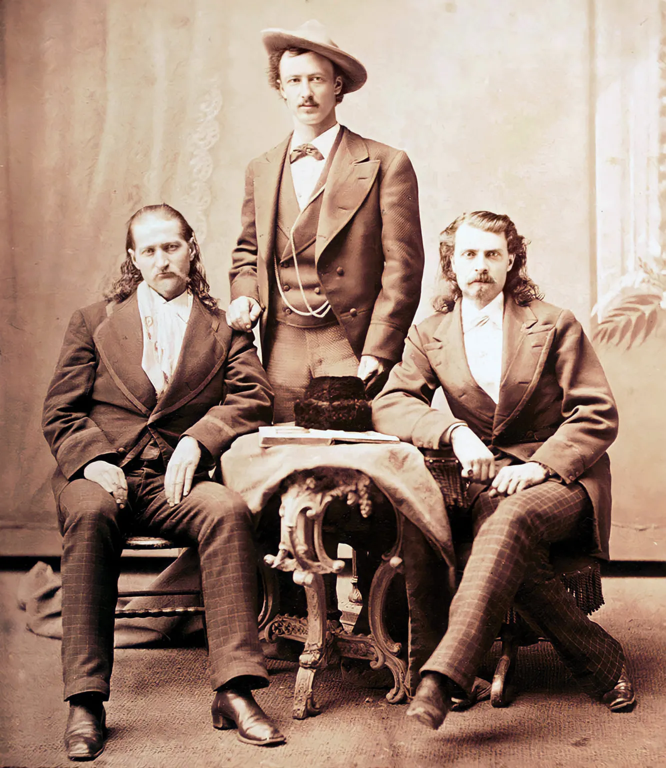 wild bill hickok texas jack buffalo bill 1873 Wild Bill Hickok avec Texas Jack Omohundro et Buffalo Bill Cody en costumes de scène en 1873