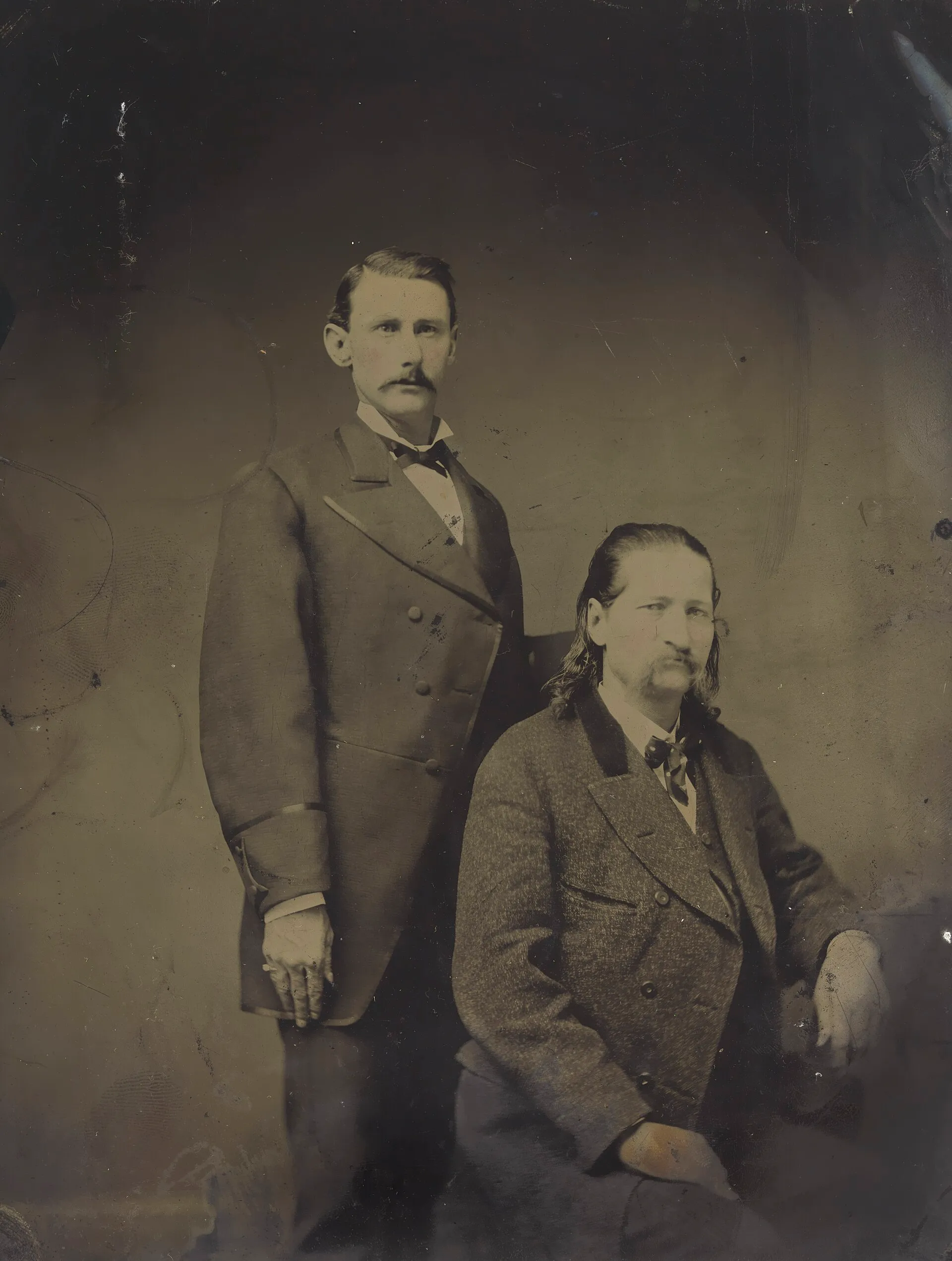 Wild Bill Hickok assis avec un homme non identifié sur un grand tintype réalisé vers 1876 Wild Bill Hickok assis avec un homme non identifié sur un grand tintype réalisé vers 1876