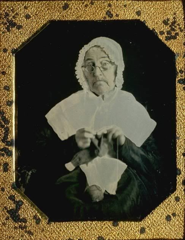 12 daguerréotypes de vieilles femmes en train de tricoter au 19ème siècle 12 daguerreotypes de vieilles femmes en train de tricoter au 19eme siecle 1 12-daguerreotypes-de-vieilles-femmes-en-train-de-tricoter-au-19eme-siecle-1