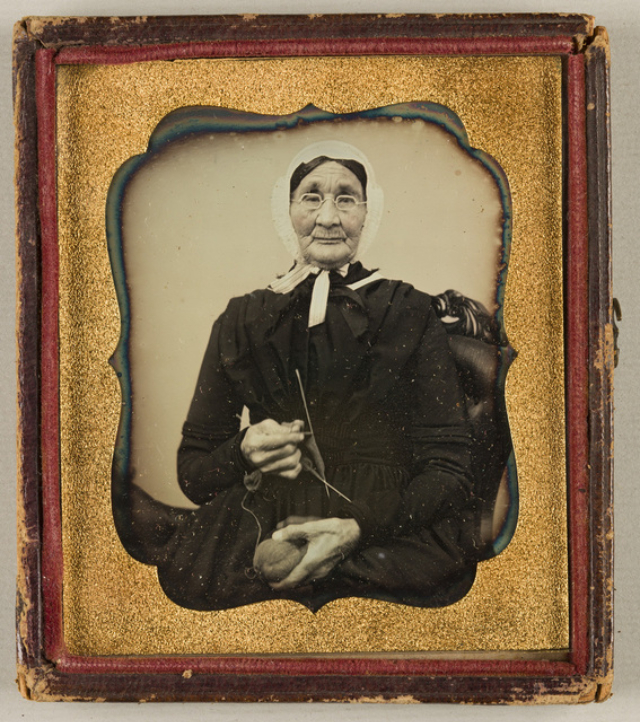 12 daguerréotypes de vieilles femmes en train de tricoter au 19ème siècle 12 daguerreotypes de vieilles femmes en train de tricoter au 19eme siecle 12 12-daguerreotypes-de-vieilles-femmes-en-train-de-tricoter-au-19eme-siecle-12
