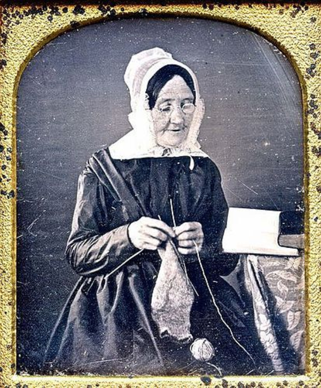 12 daguerréotypes de vieilles femmes en train de tricoter au 19ème siècle 12 daguerreotypes de vieilles femmes en train de tricoter au 19eme siecle 2 12-daguerreotypes-de-vieilles-femmes-en-train-de-tricoter-au-19eme-siecle-2