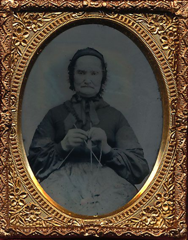 12 daguerréotypes de vieilles femmes en train de tricoter au 19ème siècle 12 daguerreotypes de vieilles femmes en train de tricoter au 19eme siecle 3 12-daguerreotypes-de-vieilles-femmes-en-train-de-tricoter-au-19eme-siecle-3