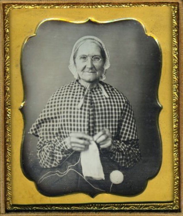 12 daguerréotypes de vieilles femmes en train de tricoter au 19ème siècle 12 daguerreotypes de vieilles femmes en train de tricoter au 19eme siecle 4 12-daguerreotypes-de-vieilles-femmes-en-train-de-tricoter-au-19eme-siecle-4