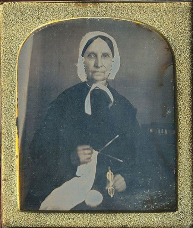 12 daguerréotypes de vieilles femmes en train de tricoter au 19ème siècle 12 daguerreotypes de vieilles femmes en train de tricoter au 19eme siecle 5 12-daguerreotypes-de-vieilles-femmes-en-train-de-tricoter-au-19eme-siecle-5
