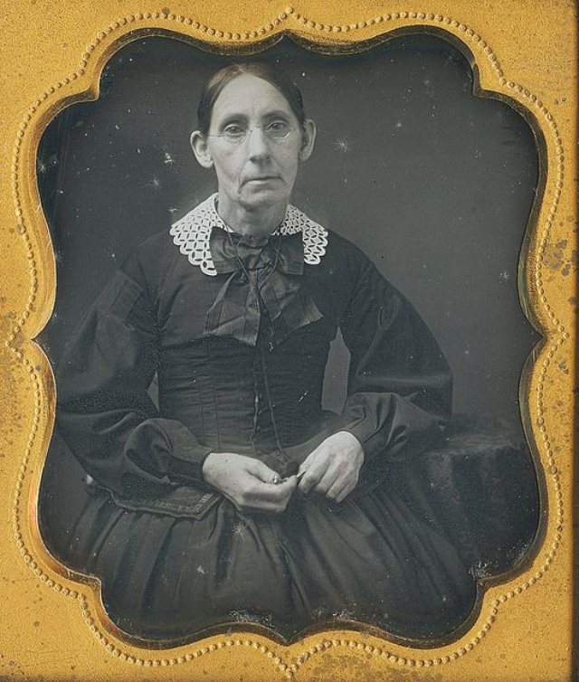 12 daguerréotypes de vieilles femmes en train de tricoter au 19ème siècle 12 daguerreotypes de vieilles femmes en train de tricoter au 19eme siecle 7 12-daguerreotypes-de-vieilles-femmes-en-train-de-tricoter-au-19eme-siecle-7