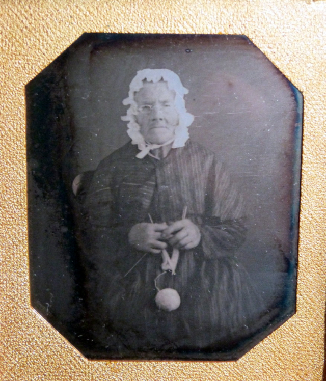 12 daguerréotypes de vieilles femmes en train de tricoter au 19ème siècle 12 daguerreotypes de vieilles femmes en train de tricoter au 19eme siecle 9 12-daguerreotypes-de-vieilles-femmes-en-train-de-tricoter-au-19eme-siecle-9