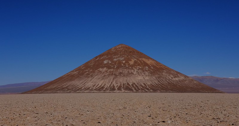 Cono de Arita - la mystérieuse pyramide naturelle du Salar de Arizaro Cono de Arita la mysterieuse pyramide naturelle du Salar de Arizaro 7 Cono-de-Arita-la-mysterieuse-pyramide-naturelle-du-Salar-de-Arizaro-7